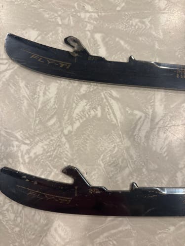 Pair of Bauer Fly-Ti 272 mm (Used)