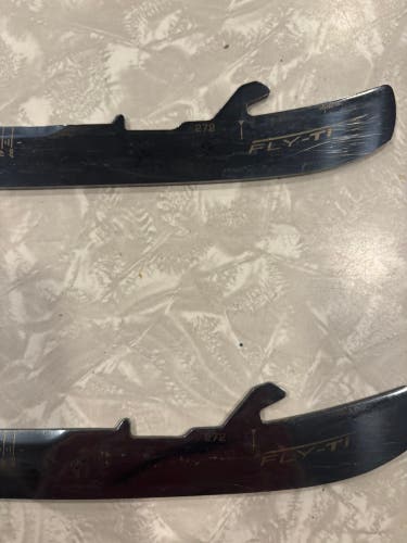 Pair of Bauer Fly-Ti 272 mm (Used)