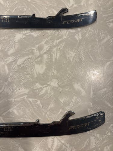 Pair of Bauer Fly-Ti 272 mm (Used)