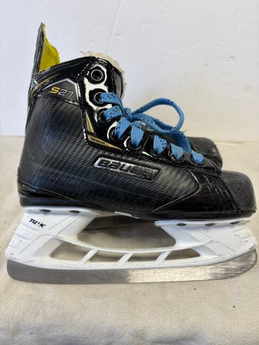 Black Bauer Supreme S27 Hockey Skates Regular Width 13.5 (Used)