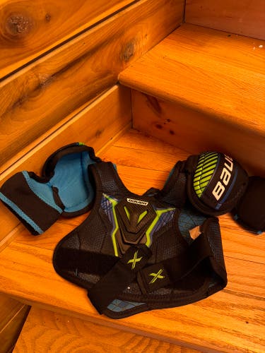 Medium Youth Bauer Vapor 1X Shoulder Pads (Used)