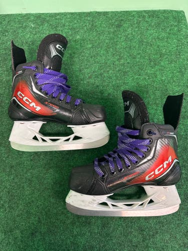 Junior CCM JetSpeed FT860 Hockey Skates Regular Width Size 3 (Used)