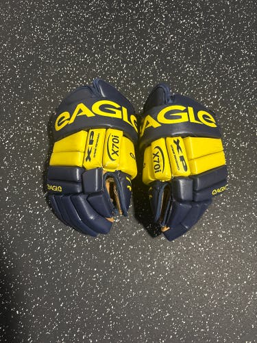 Eagle hockey gloves 13”