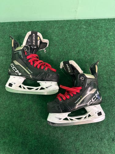 Junior CCM AS-V Hockey Skates (Regular) Size 3.5 (Used)