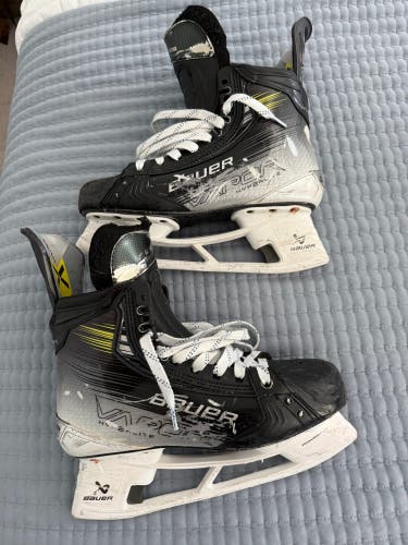 2023 Bauer Vapor Hyperlite 2 Hockey Skates Narrow Width Pro Stock 10 (Used)