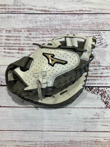 White Mizuno MVP Prime RH Catcher's Softball Glove 34" (Used)