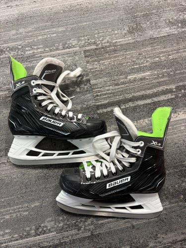 Intermediate Bauer XLS Hockey Skates Size 4 (Used)