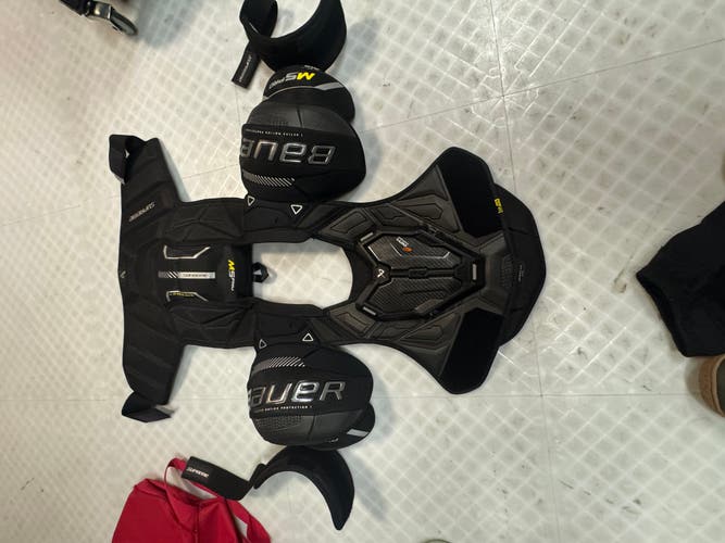 Men's Medium Senior Bauer Supreme M5 Pro Shoulder Pads (New)