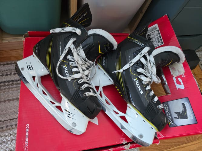Senior CCM Tacks Hockey Skates Extra Wide Width Size 7.5
