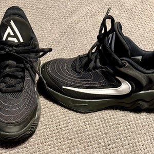 Nike Giannis Immortality 4 Shoes Youth Sz. 1.5 (Big Kids)