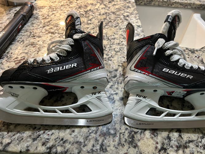 Black 2025 Bauer Vapor Fly40 Hockey Skates Regular Width Size 1 (Used)