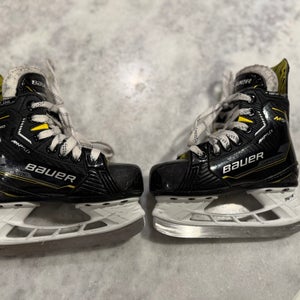2022 Bauer Supreme M5 Pro Hockey Skates 10 (Used)