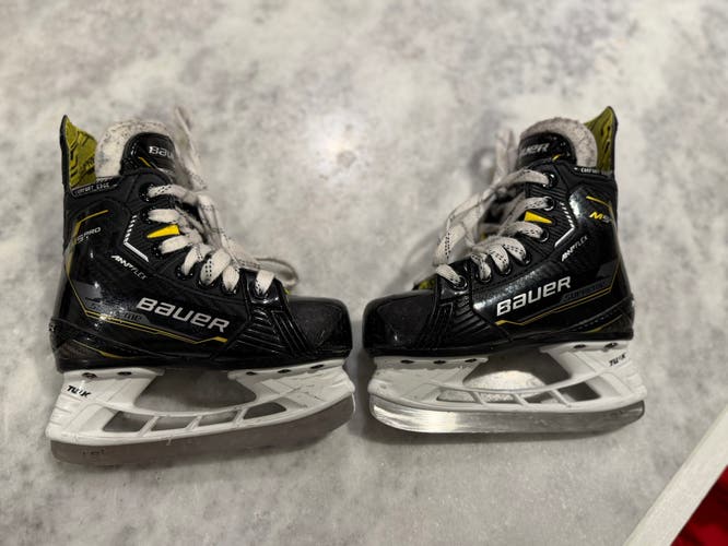 2022 Bauer Supreme M5 Pro Hockey Skates 10 (Used)