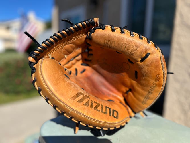 Mizuno World Win RH Catcher's Baseball Glove 33.5" (Used)