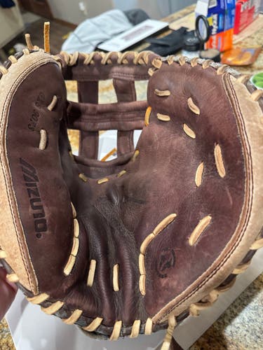 Mizuno RH Catcher's Classic Softball Glove 34" (Used)
