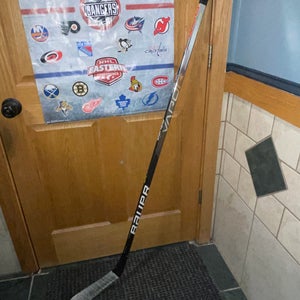 Intermediate Bauer Vapor Hyperlite Right Handed Hockey Stick P92 65 Flex (Used)