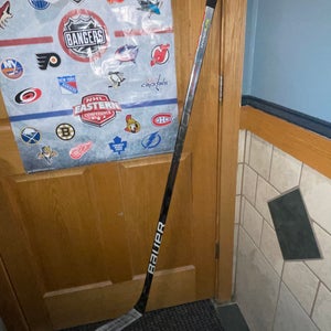 Intermediate Bauer Vapor Hyperlite Right Handed Hockey Stick P28 65 Flex (Used)