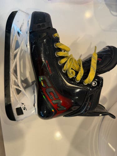 2025 CCM JetSpeed FT8 Pro Hockey Skates Size 3.5 (Used)