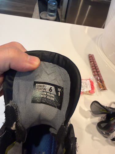 2023 Bauer Vapor Hyperlite 2 Hockey Skates 6 (Used)