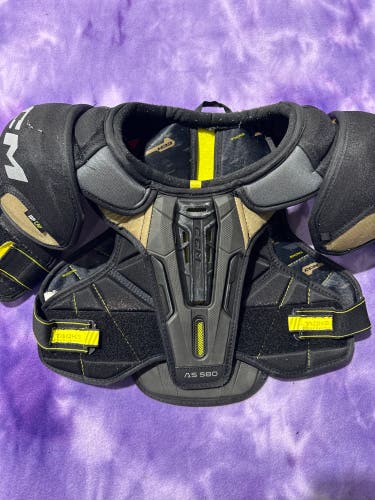 Large Junior CCM Tacks AS 580 Shoulder Pads (Used)