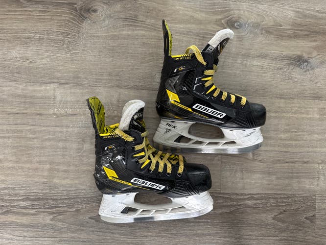 2022 Bauer Supreme M4 Hockey Skates Regular Width Size 1.5 (Used)