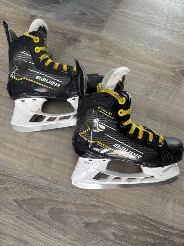 Bauer Ignite Pro Hockey Skates Regular Width Size 1.5 (Used)