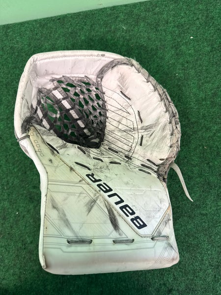 White Senior Bauer Mach Goalie Glove Regular (Used)
