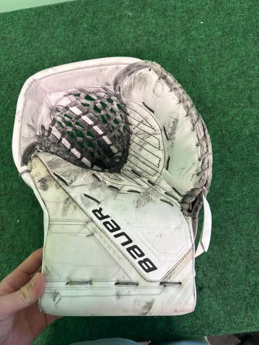 White Senior Bauer Mach Goalie Glove Regular (Used)