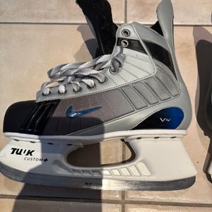 Nike Quest V4 Hockey Skates Regular Width 7 (Used)