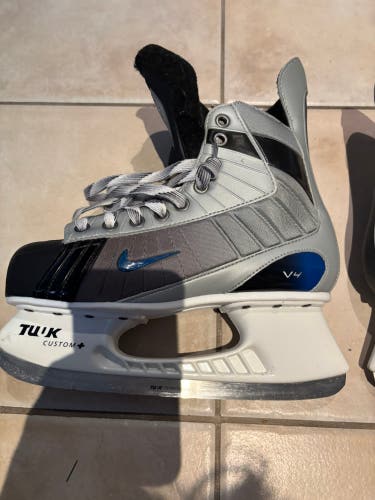 Nike Quest V4 Hockey Skates Regular Width 7 (Used)