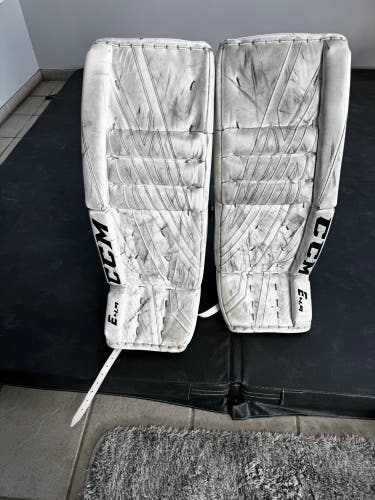33" CCM Extreme Flex E4.9 Goalie Leg Pads (Used)
