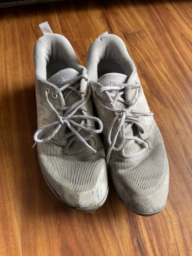 White Men's Size M 10.5 (W 11.5) Adult New Balance 3000v6 Low Top Molded Cleats (Used)