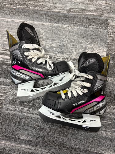Youth CCM Tacks Vector Plus (SMU) Hockey Skates 10.5 (Used)