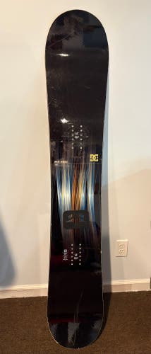 Men's DC Snowboard Without Bindings Medium Flex Directional Twin 160 cm (Used)