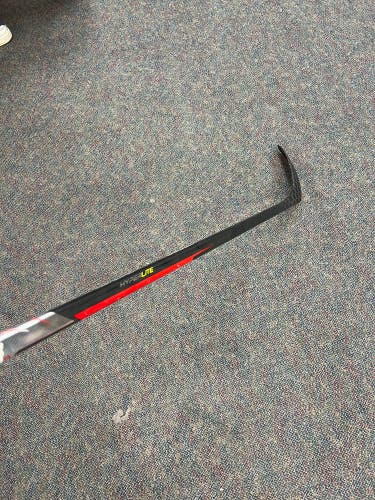 Youth Bauer Vapor Hyperlite Hockey Stick Right Handed P28 30 Flex (Used)