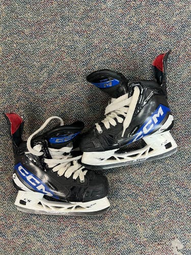 Intermediate CCM JetSpeed XTRA PLUS Hockey Skates Size 4.5 (Used)