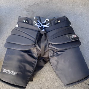 XXL 2025 Vaughn V10 Pro Carbon Goalie Leg Pads (Used)
