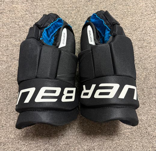Hockey Player Gloves - BAUER
