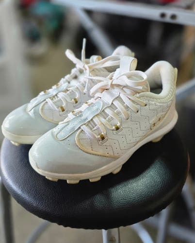 White Kid's Youth 3Y (Big Kids / Youth) Under Armour Low Top Molded Cleats (Used)