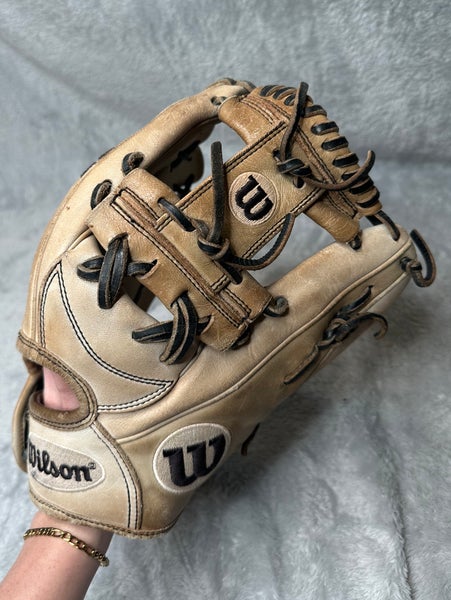 White Wilson A2000 RH Infield Baseball Glove 12" (Used)