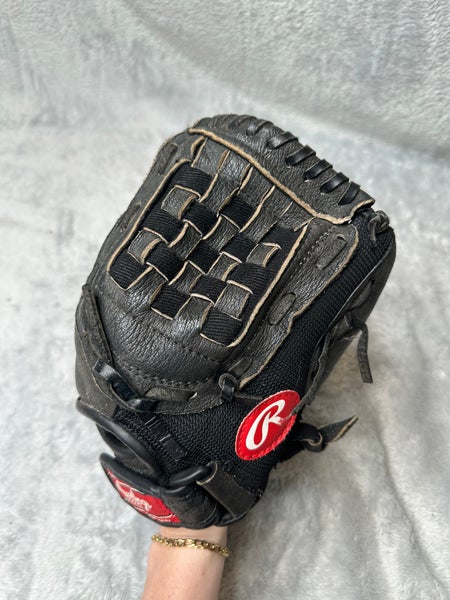 Black Rawlings Playmaker Series RH Pitcher's Baseball Glove 11" (Used)