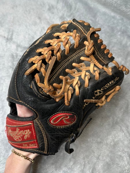 Black Rawlings Heart of the Hide RH Outfield Baseball Glove 11.5" (Used)