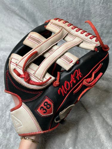 Black 44 Pro Signature Series RH Outfield Baseball Glove 12.5" (Used)
