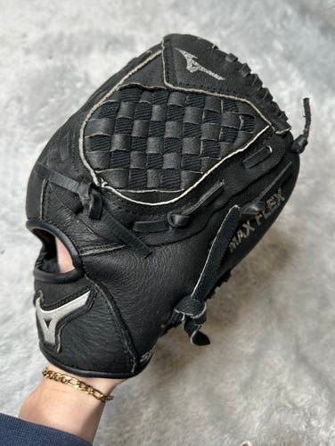 Black Mizuno Prospect RH Pitcher's Baseball Glove 10" (Used)