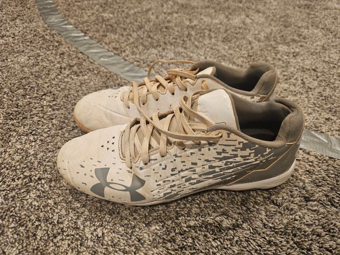 Under Armour Mens Leadoff Low Molded Cleats 1278744-100 SIZE 9.5 Gray & White