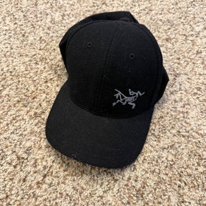 arcteryx black flexfit hat