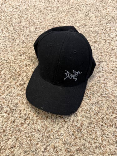 arcteryx black flexfit hat