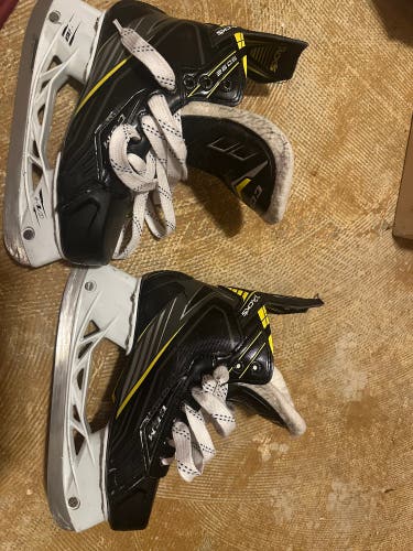 CCM Tacks Hockey Skates Regular Width Size 5 (Used)