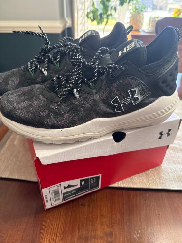 Size M 11.0 (W 12.0) Under Armour Harper 8 Turf Shoes (New)