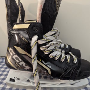 CCM Tacks AS-570 Hockey Skates 7.5 Regular   (Mildly Used)
